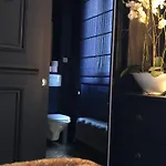 Room F - Louvre Museum - Shared Bathroom With Host