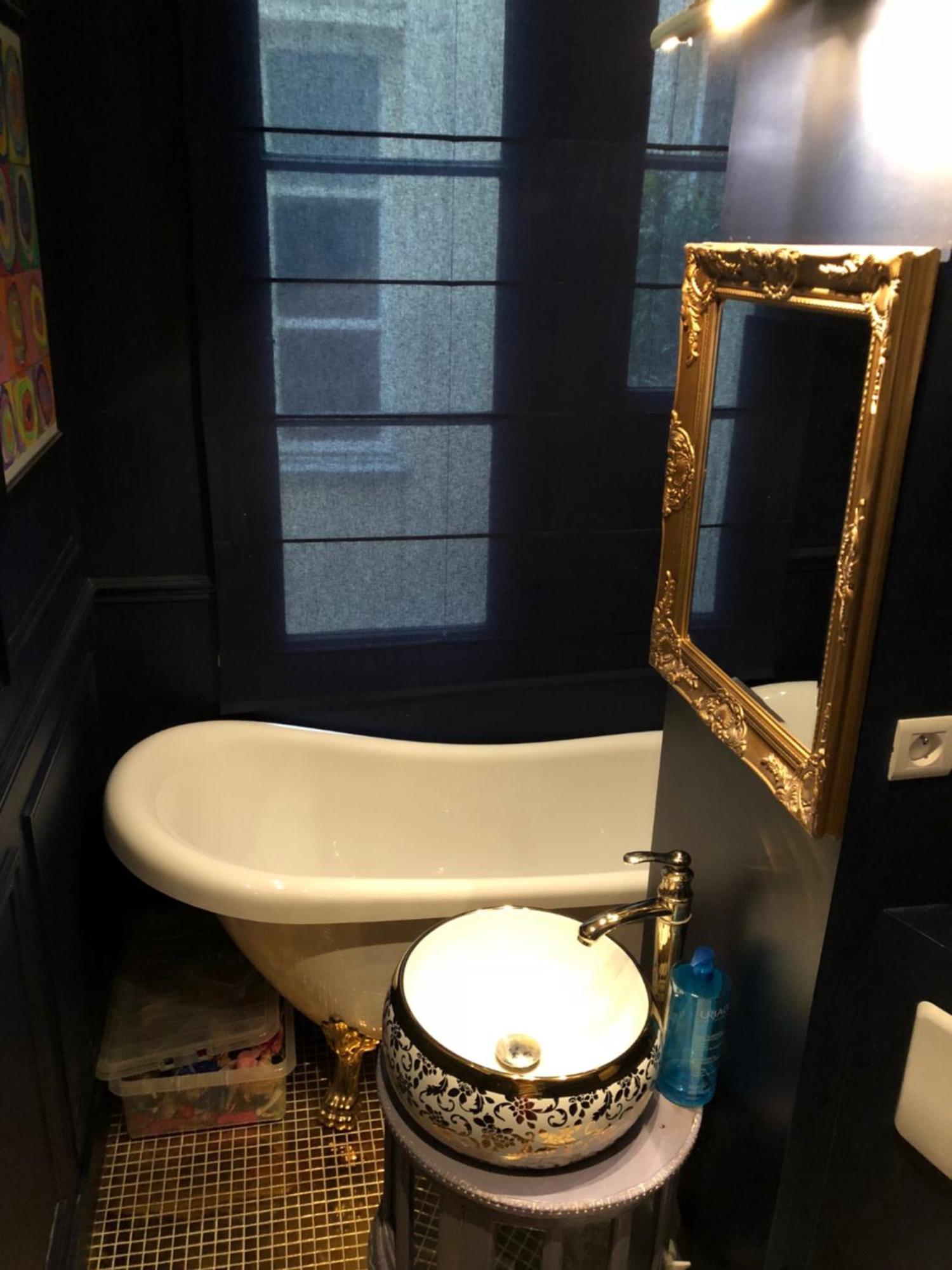 F - Louvre Museum - Shared Bathroom With Host *